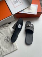 Sandali donna di lusso con packaging elegante e dettagli raffinati, ideali per uno stile sofisticato.
