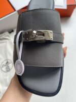 Sandalo grigio di lusso con cinturino in metallo e design eleganti, ideale per occasions sofisticate.