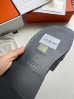 Scarpa sandal di lusso con logo dorato e confezione elegante, nuovo in scatola originale.