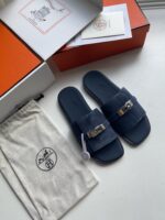 Sandali navy eleganti con fibbia metallizzata, confezione di lusso, perfetti per look estivi raffinati.