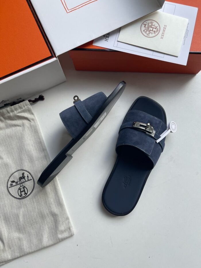Sandali navy in pelle e suede di lusso, stile minimalista, con confezione elegante e protezione inclusa.