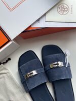 Sandali navy in suede con fibbia elegante, confezione di lusso e accessori di alta qualità.