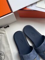 Sandali blu eleganti con confezione di lusso e accessori, perfetti per uno stile raffinato.