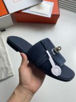 Sandalo navy blu con decorazione metallica, design elegante e comfort estivo, brand di alta qualità.