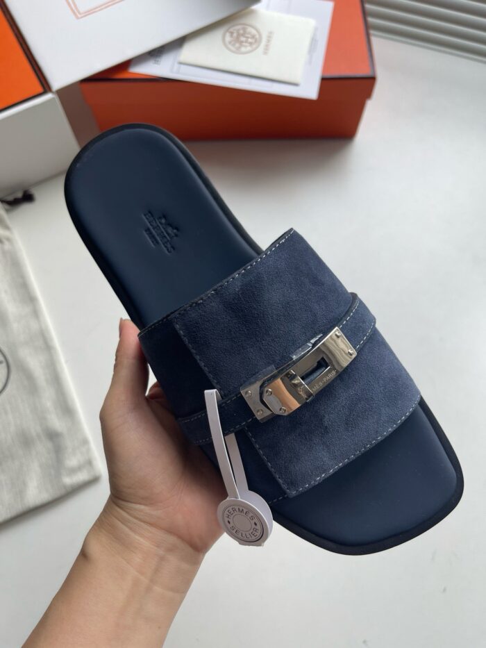 Sandalo navy in suede con fibbia metallica e suola piatta elegante e confortevole.