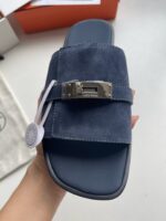 Sandalo navy elegante con fermaglio metallico, suola durevole e design minimalista e raffinato.