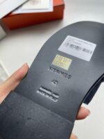 Sola del sandalo Hermès di lusso con logo, etichetta e scatola arancione.