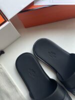 Sandali neri di lusso con packaging elegante, stile moderno e versatilità per ogni look.