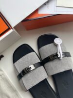 Sandali di lusso in tessuto e pelle con fibbia metallic, eleganti e versatili per ogni occasione.
