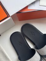 Sandali di lusso con fascino casual e packaging signature arancione raffinato.