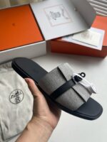 Sandali di lusso moderni con dettagli raffinati e packaging elegante, perfetti per stile e comfort.