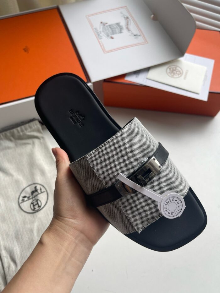 Sandalo slide in tessuto grigio e nero con fibbia, perfetto per look casual e sofisticati.