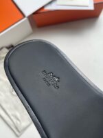 Insola Hermès Paris per calzature di lusso, con logo inciso e design ergonomico elegante.