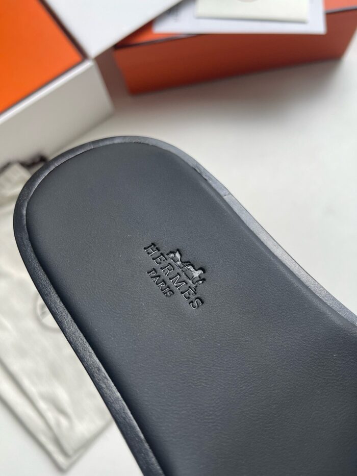 Insola Hermès Paris per calzature di lusso, con logo inciso e design ergonomico elegante.