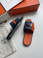 Sandali di lusso in cotone con dettagli eleganti, packaging raffinato e stile moderno.