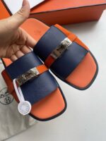 Sandali eleganti navy e arancione con fibbia in metallo, perfetti per look estivi sofisticati.