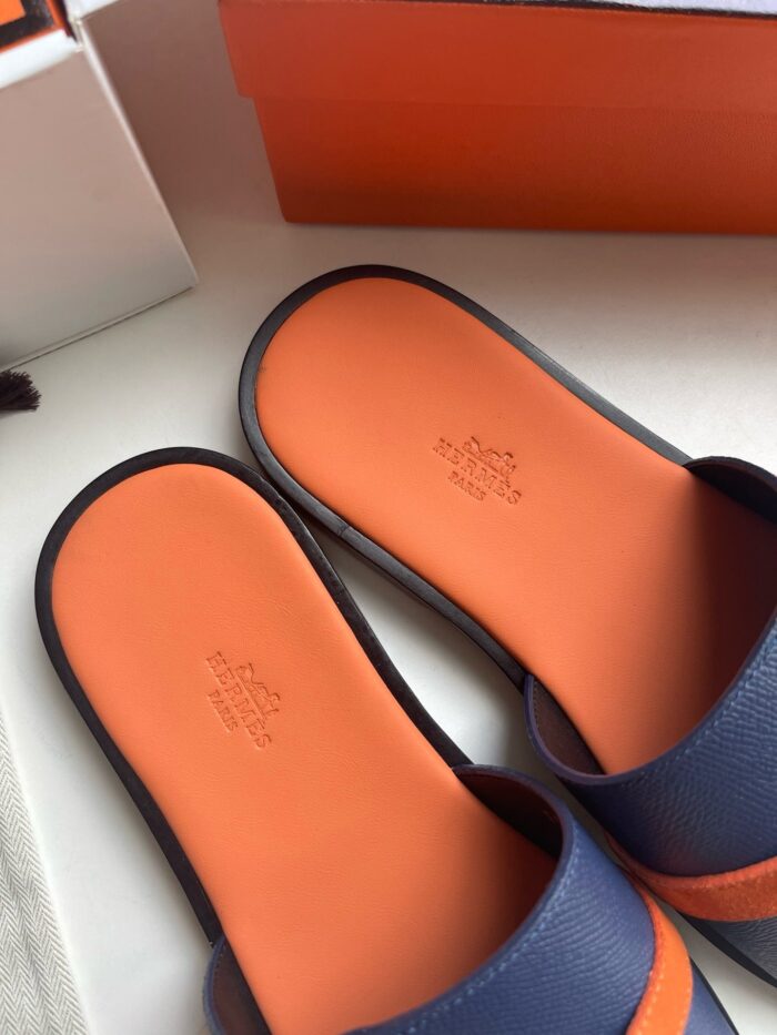 Sandali casual moderni blu e arancione, comodi e eleganti per l’estate.