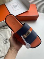 Sandalo slip-on blu e arancio con fibbia elegante, design di lusso, confezione premium.