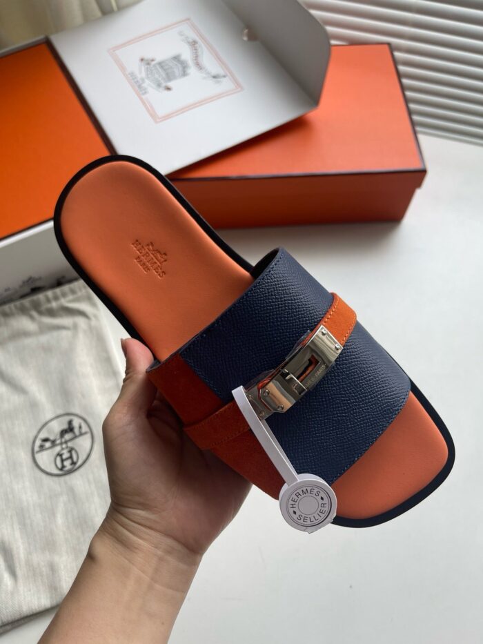 Sandalo slip-on blu e arancio con fibbia elegante, design di lusso, confezione premium.