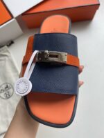 Sandalo slide di lusso con dettaglio metallico e colori vivaci in stile estivo.