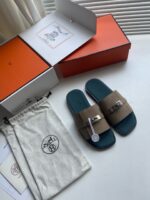 Sandali di lusso con cinturini in tessuto, su scatole eleganti e pochette raffinata.