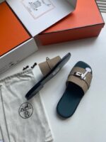 Sandali di lusso con fibbia in pelle e suola verde, elegante packaging in scatola arancione.