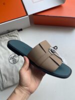 Sandali eleganti in pelle con fascia twist, dettaglio in metallo e suola colorata, stile casual chic.
