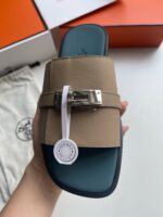 Sandalo estivo in canvas beige con fibbia metallica e suola teal, perfetto per il look casual.