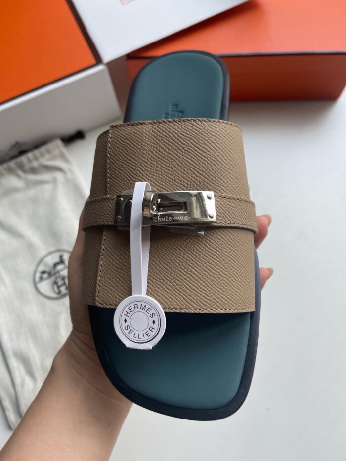 Sandalo estivo in canvas beige con fibbia metallica e suola teal, perfetto per il look casual.