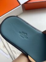 Sole in 10al di lusso con logo embossato e packaging arancione elegante.
