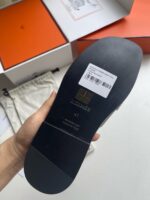 Scarpa elegante con suola in pelle, marca AZZARO, taglia 41, perfetta per occasioni formali.