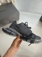 Scarpa da corsa grigia con design moderno, suola robusta e dettagli eleganti.