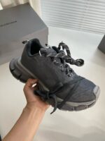 Scarpa sportiva moderna in mesh, supporto robusto e stile elegante per ogni occasione quotidiana.