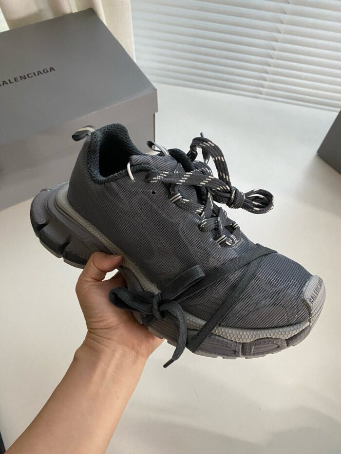 Scarpa sportiva moderna in mesh, supporto robusto e stile elegante per ogni occasione quotidiana.