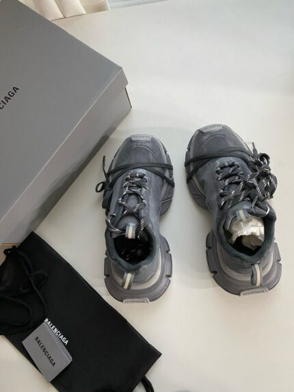 Sneakers di lusso con scatola elegante e dust bag, stile moderno e design esclusivo.