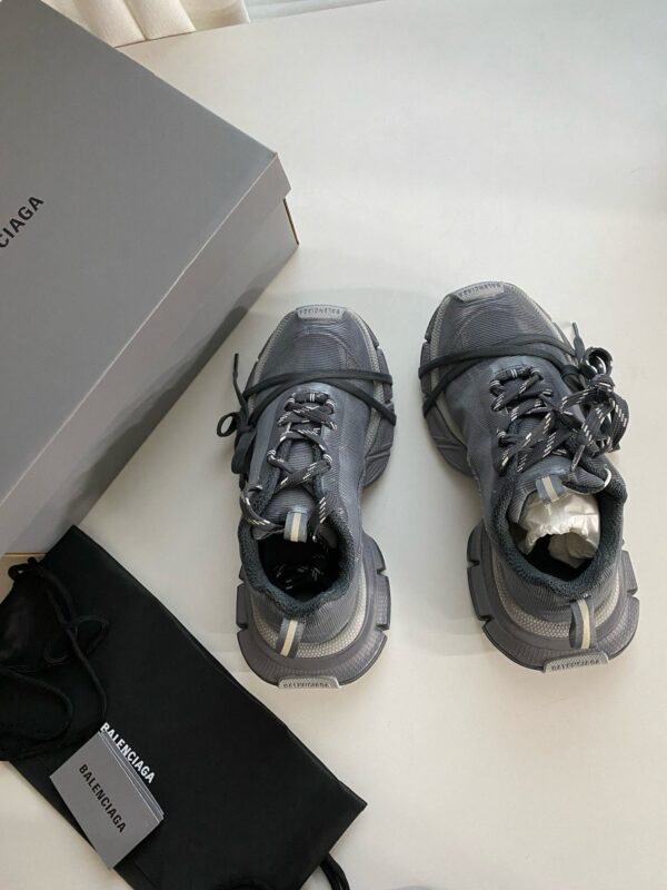 Sneakers di lusso con scatola elegante e dust bag, stile moderno e design esclusivo.