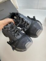Scarpe sportive grigie, comfort e stile per allenamento e attività allaperto.