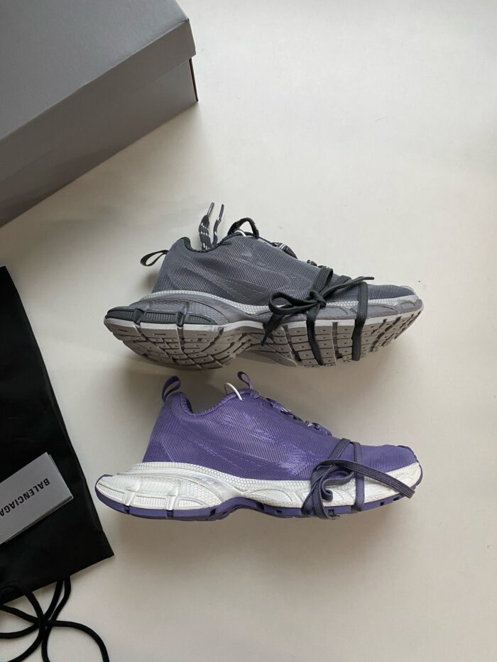 Scarpe sportive moderne grigie e viola con supporto, design innovativo e stile dinamico.
