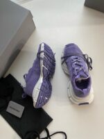 Sneakers lavanda con suola bianca elegante e packaging minimalista, stile moderno e trendy.
