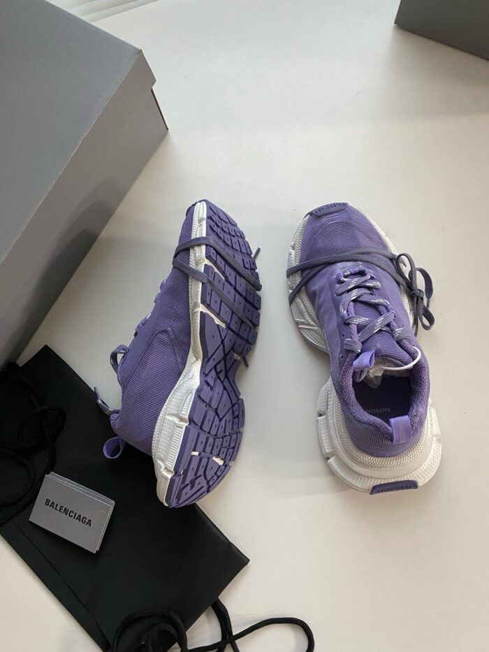 Sneakers lavanda con suola bianca elegante e packaging minimalista, stile moderno e trendy.