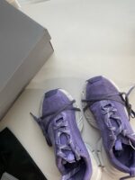 Scarpe sportive viola nuove in scatola, leggere, ventilate e ideali per allenamento e fitness.