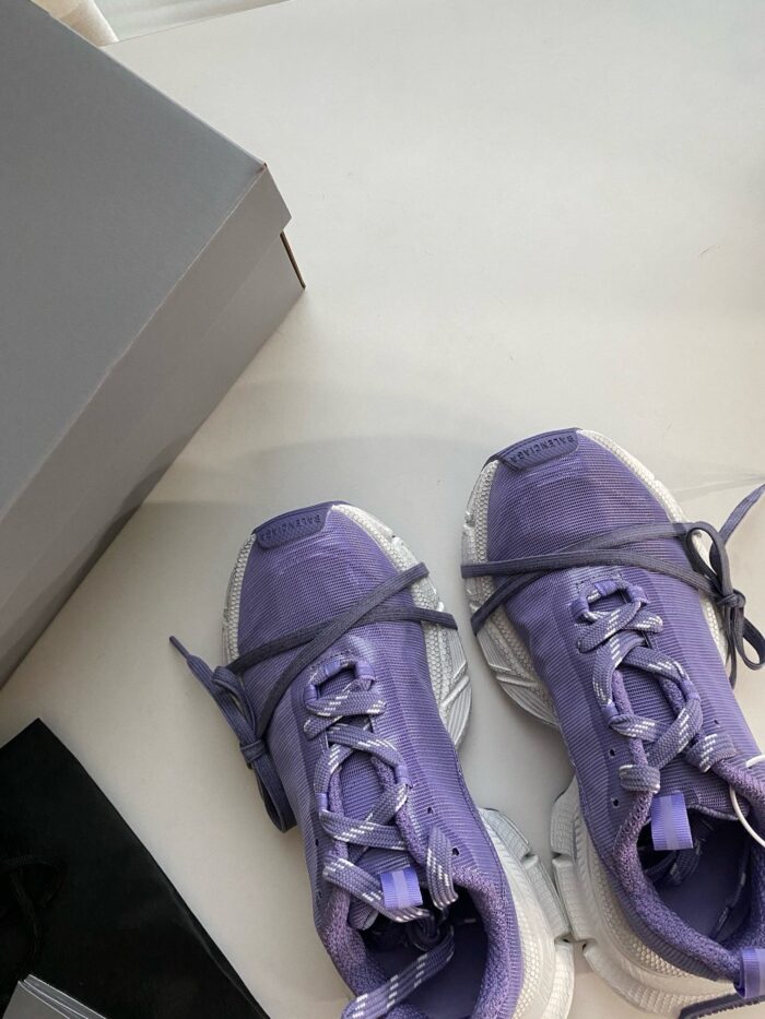 Scarpe sportive viola nuove in scatola, leggere, ventilate e ideali per allenamento e fitness.