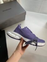 Sneaker viola Balenciaga, design moderno e lussuoso, con tomaia traspirante e suola chunky elegante.
