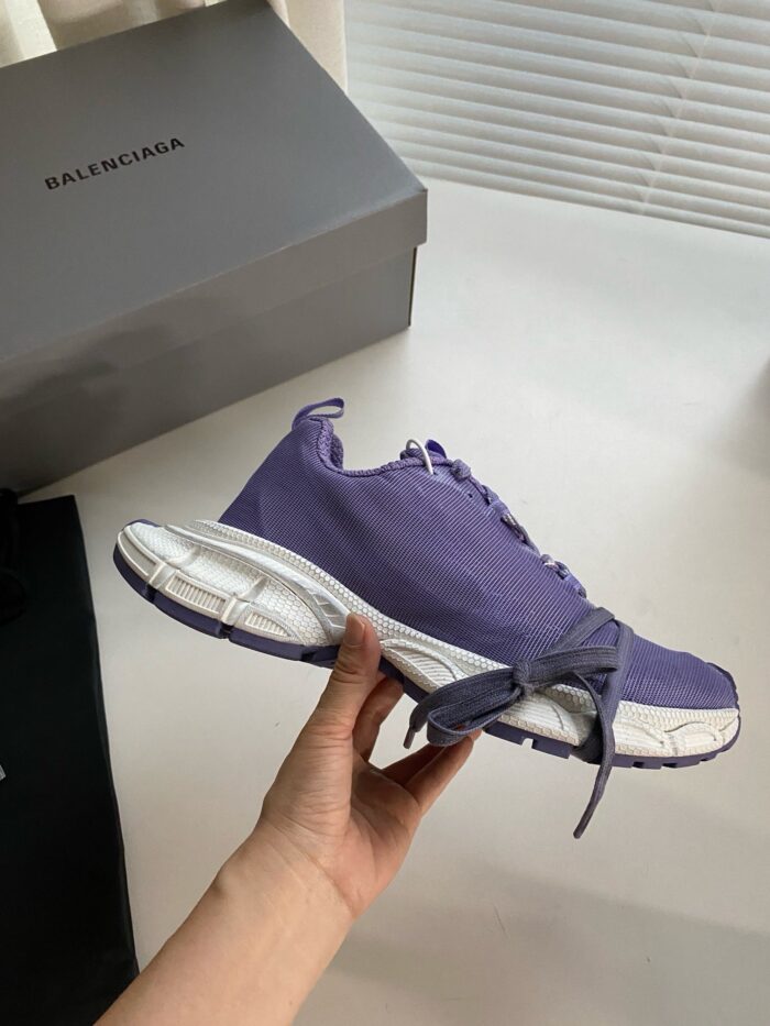 Sneaker viola Balenciaga, design moderno e lussuoso, con tomaia traspirante e suola chunky elegante.