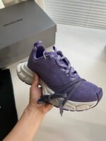 Sneaker viola di lusso Balenciaga, design moderno e comfort, perfetta per stile e versatilità.