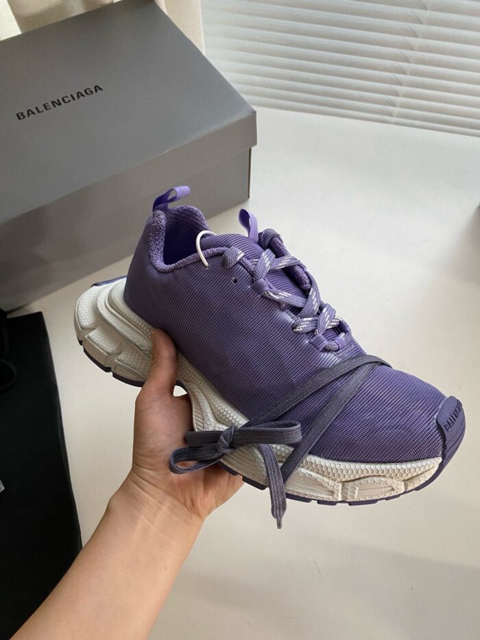 Sneaker viola di lusso Balenciaga, design moderno e comfort, perfetta per stile e versatilità.