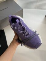 Sneaker Balenciaga viola, stile moderno e comfort, unendo moda di lusso e praticità.