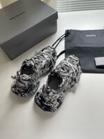 Sneakers Balenciaga con motivo marbled e elegante packaging di lusso, stile sofisticato e audace.