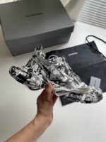 Sneaker Balenciaga urbana dal design innovativo con stampa grafica e dettaglio artigianale.