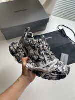 Sneaker Balenciaga animalier con packaging di lusso e dettagli moderni, perfetta per streetwear elegante.
